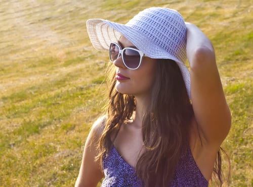 beautiful girl with white hat staring at the sun-img-blog